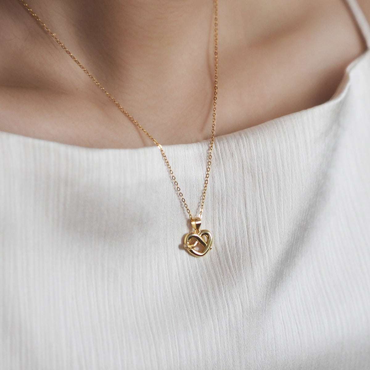 Bretzel Heart Necklace