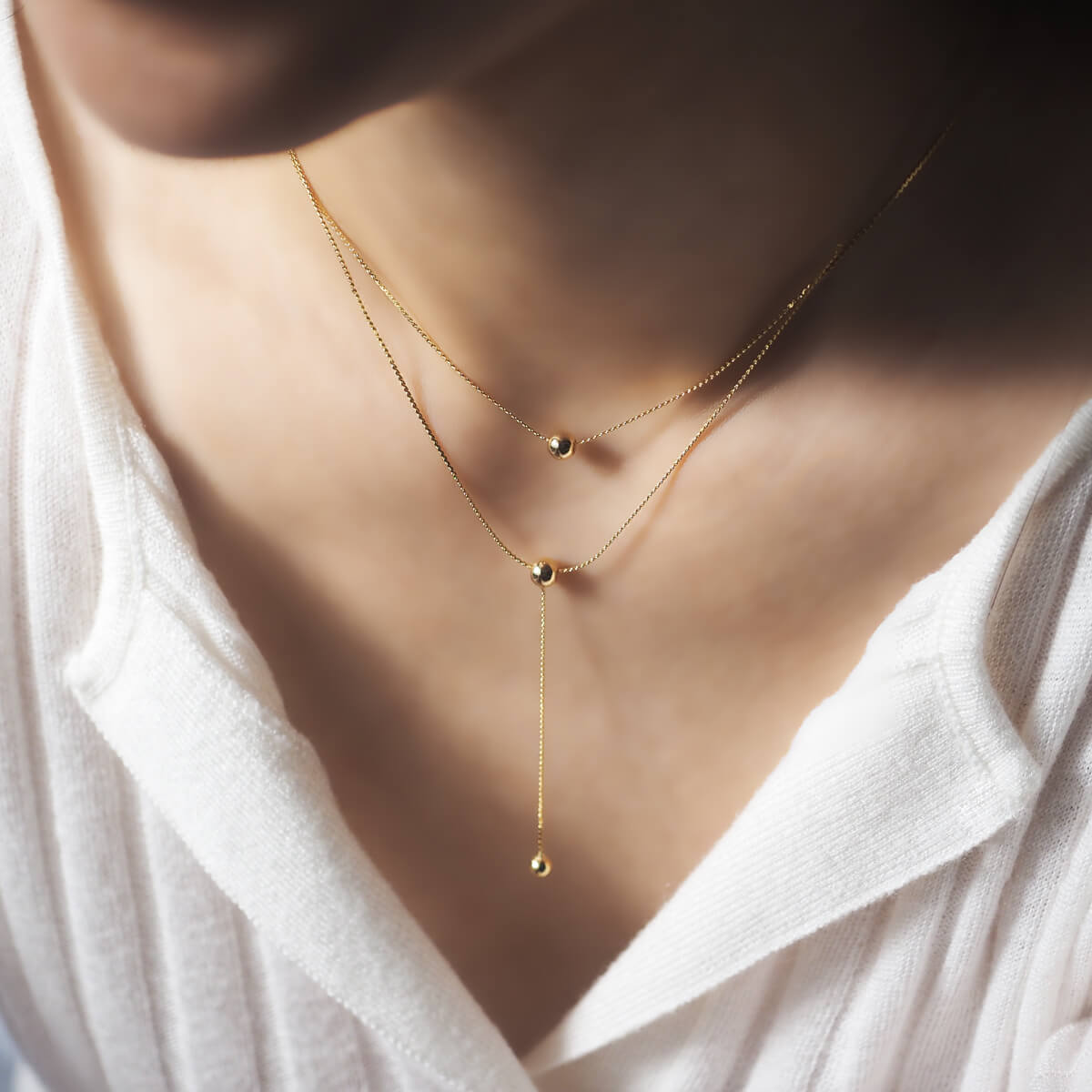 Minimalist gold necklace with a single strand, ideal for a chic look, adjustable lengths for versatile styling.