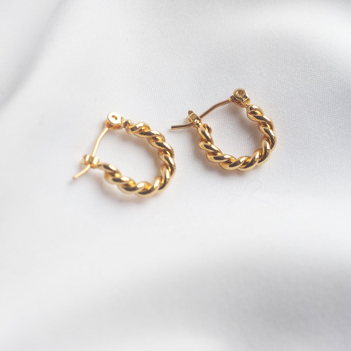 Tempeste Twist Hoop Earrings