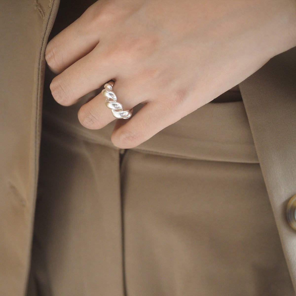 Jeanne Twist Ring - éclater jewellery