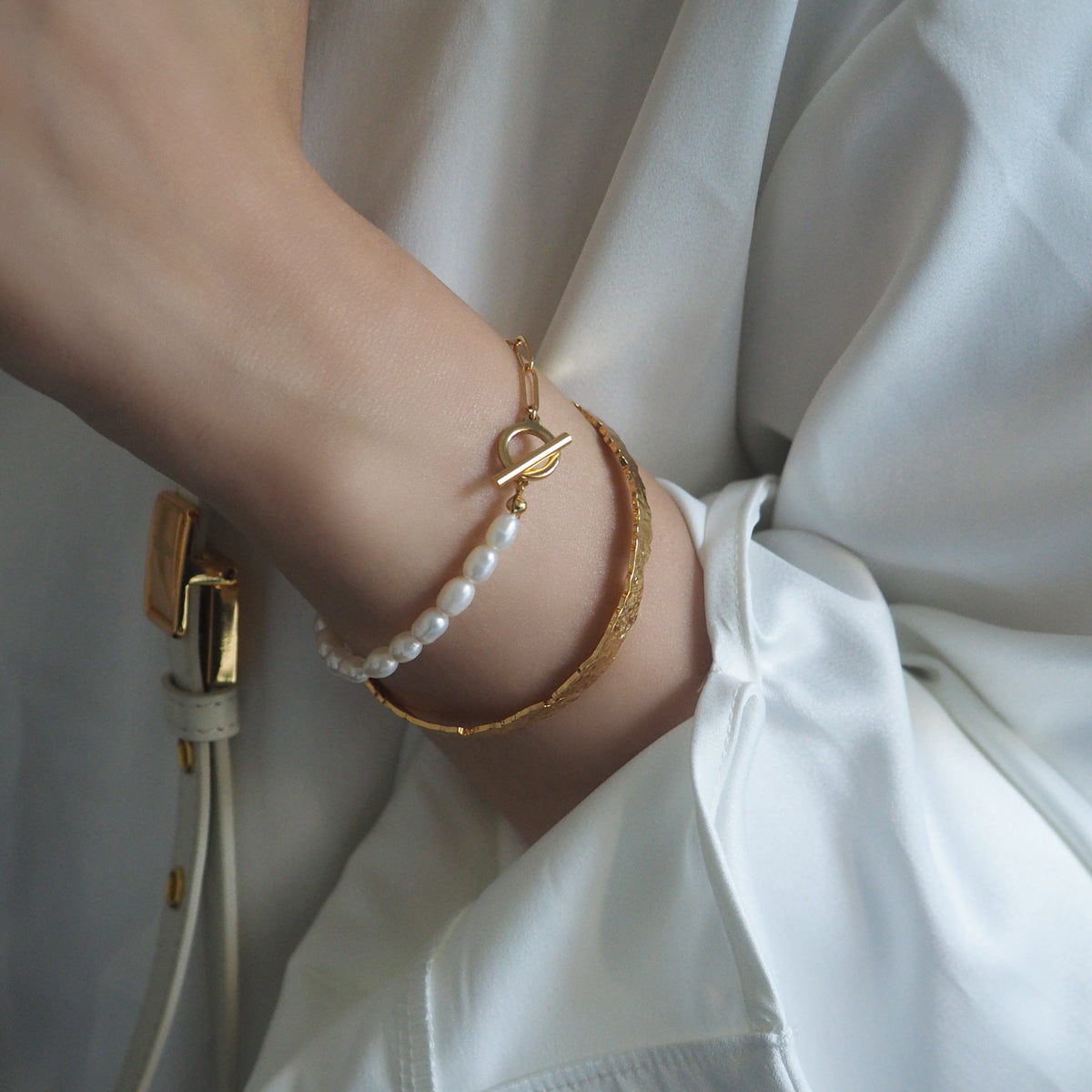 [Set of 2] Pearls T-bar Gold Tone Bracelet