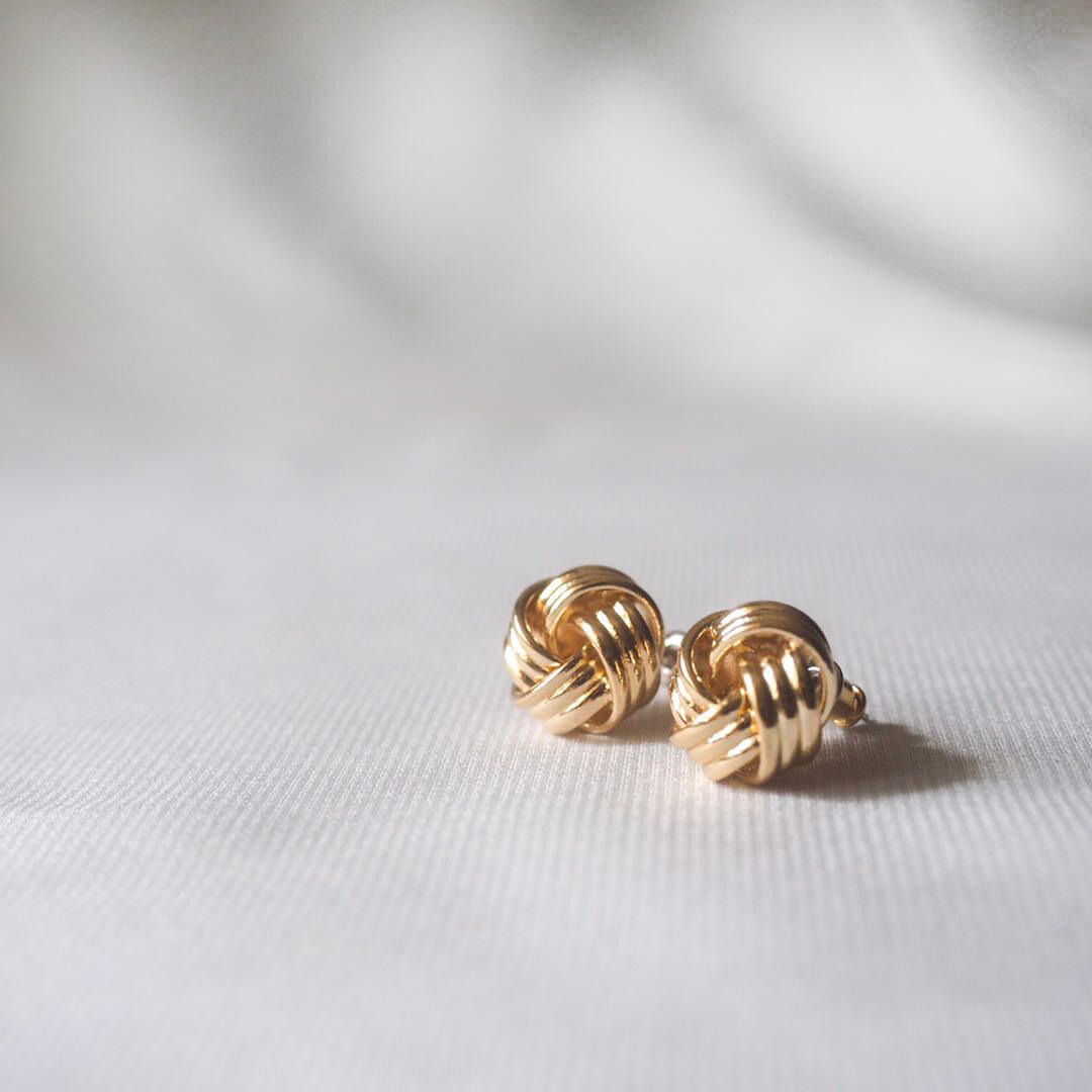 Stunning gold earrings, radiating elegance and style, perfect for adding a touch of glamour to any outfit.